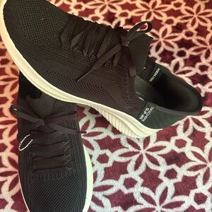 #42 Skechers Women's Black Knit Sneakers